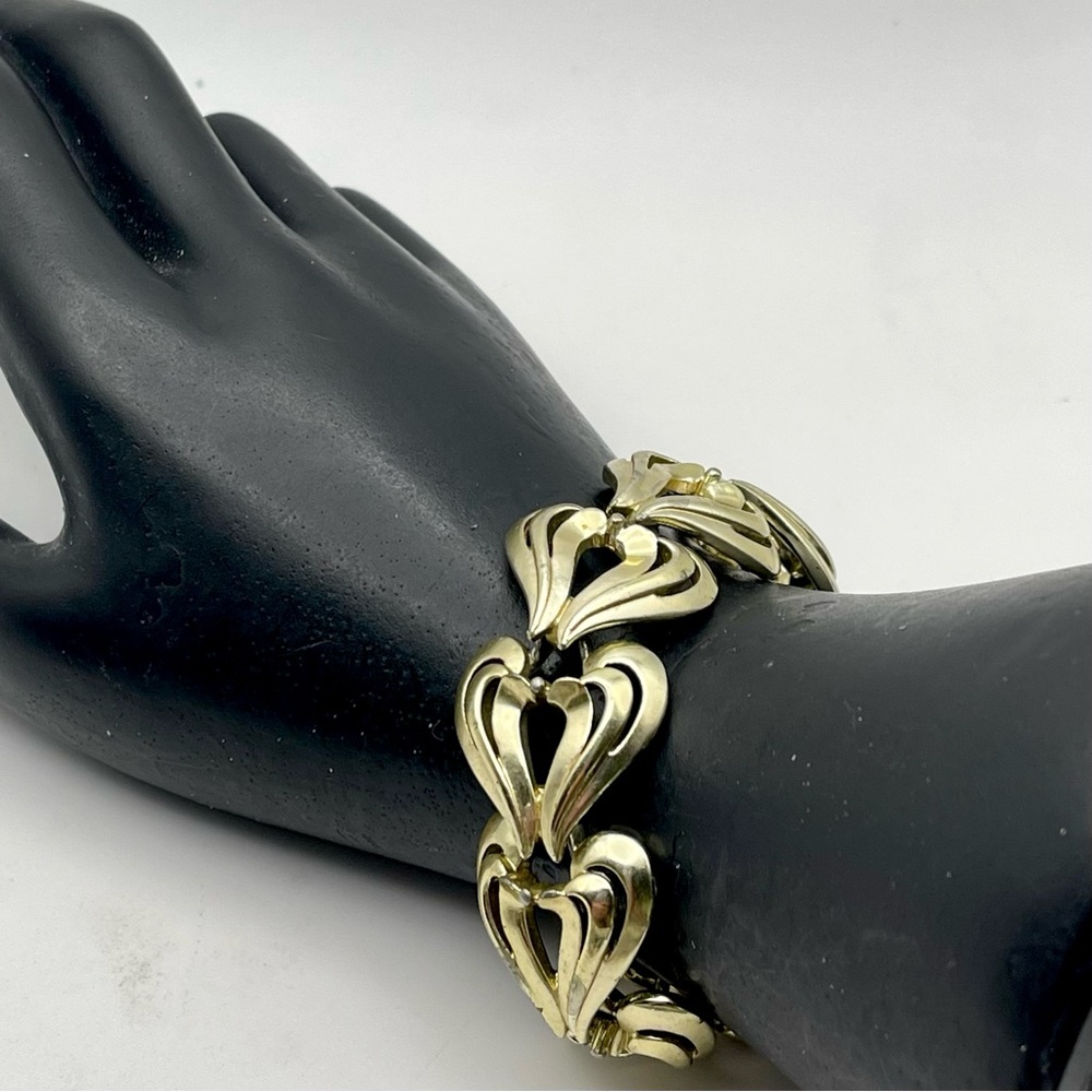 Beautiful Vintage Chunky Pegasus Coro Polished Gold Tone Heart Link Bracelet